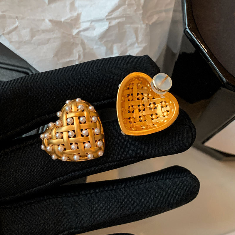 Earrings quality Jewelry European And American French Retro Pearl Hollow Heart Earrings For Women, Niche Design Matte Gold Earrings, Simple Fashion