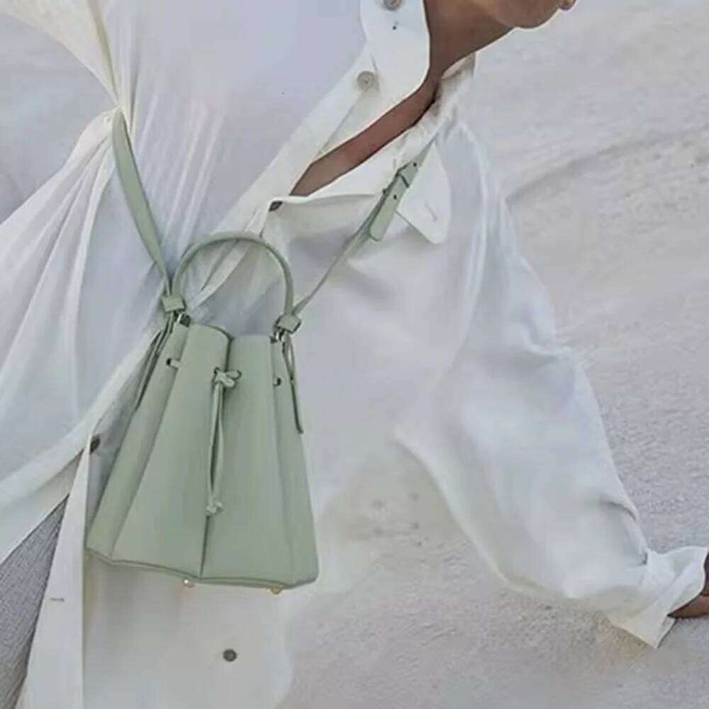 New Women's Single Shoulder Crossbody Personalized Hand-Held Flower Bucket Bag, Niche Design, Fashionable Bag