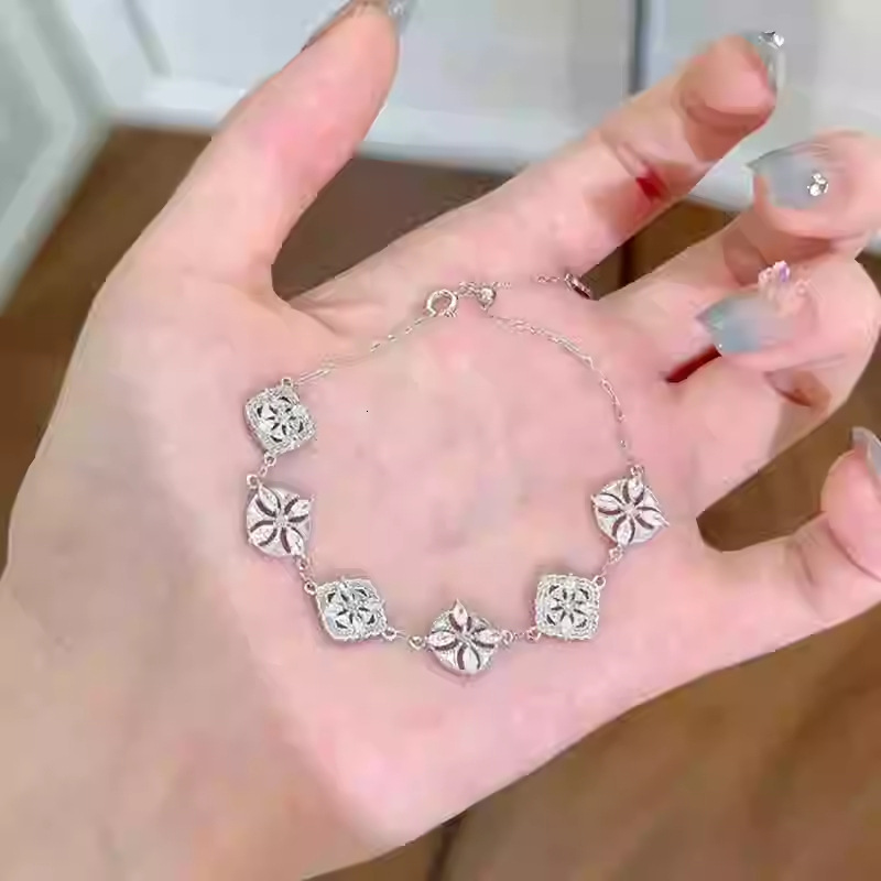 Hollow Four-Leaf Clover Zircon Bracelet Light High-End Fashion Niche Design Versatile Personality Exquisite Temperament Jewelry - view 7