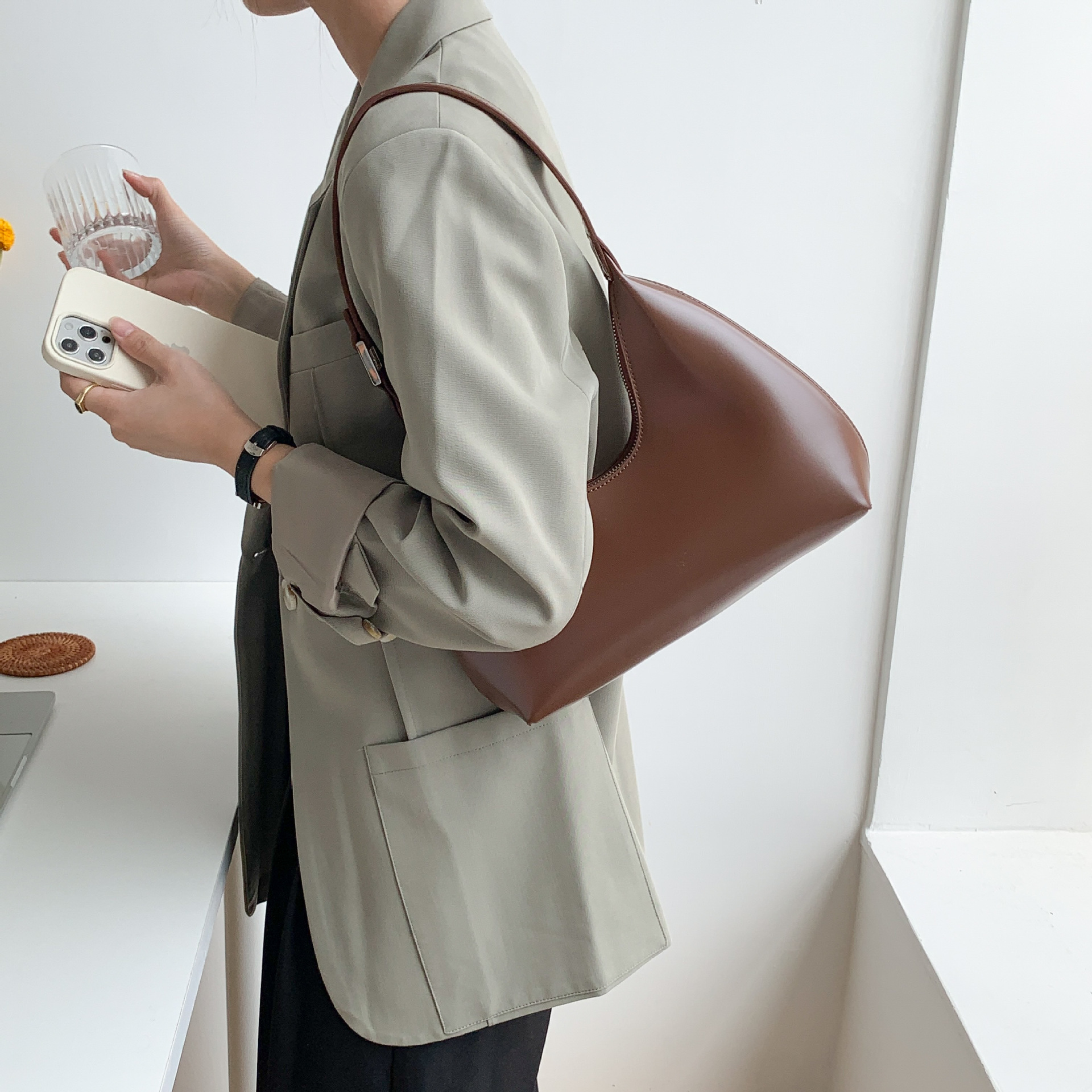 2025 free shipping women's designer luxury fashion new style temperament armpit tote bag wide shoulder strap shoulder bag diagonal cross khaki br