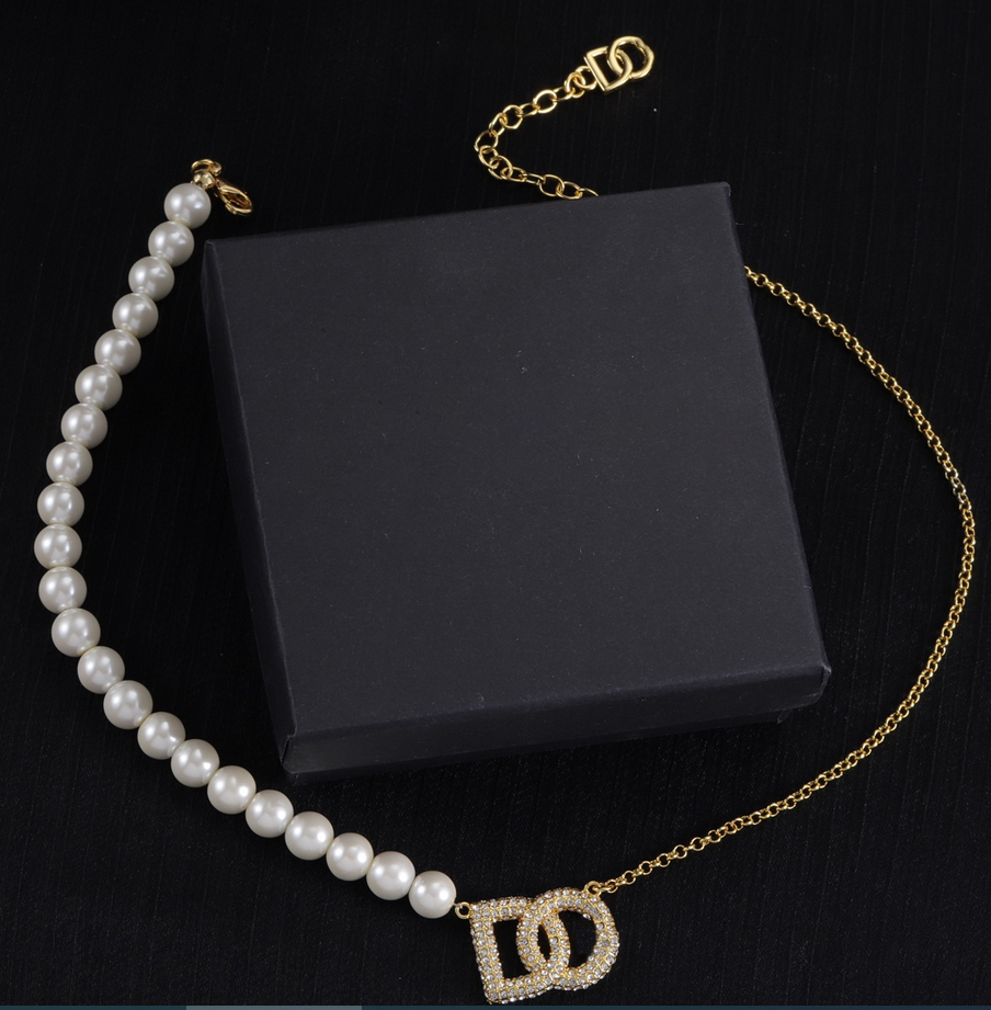 Fashion Personality Rhinestone Letter Pendant Necklace Designer Pearl Necklaces Asymmetric Chain Women Party Jewelry Birthday Gift