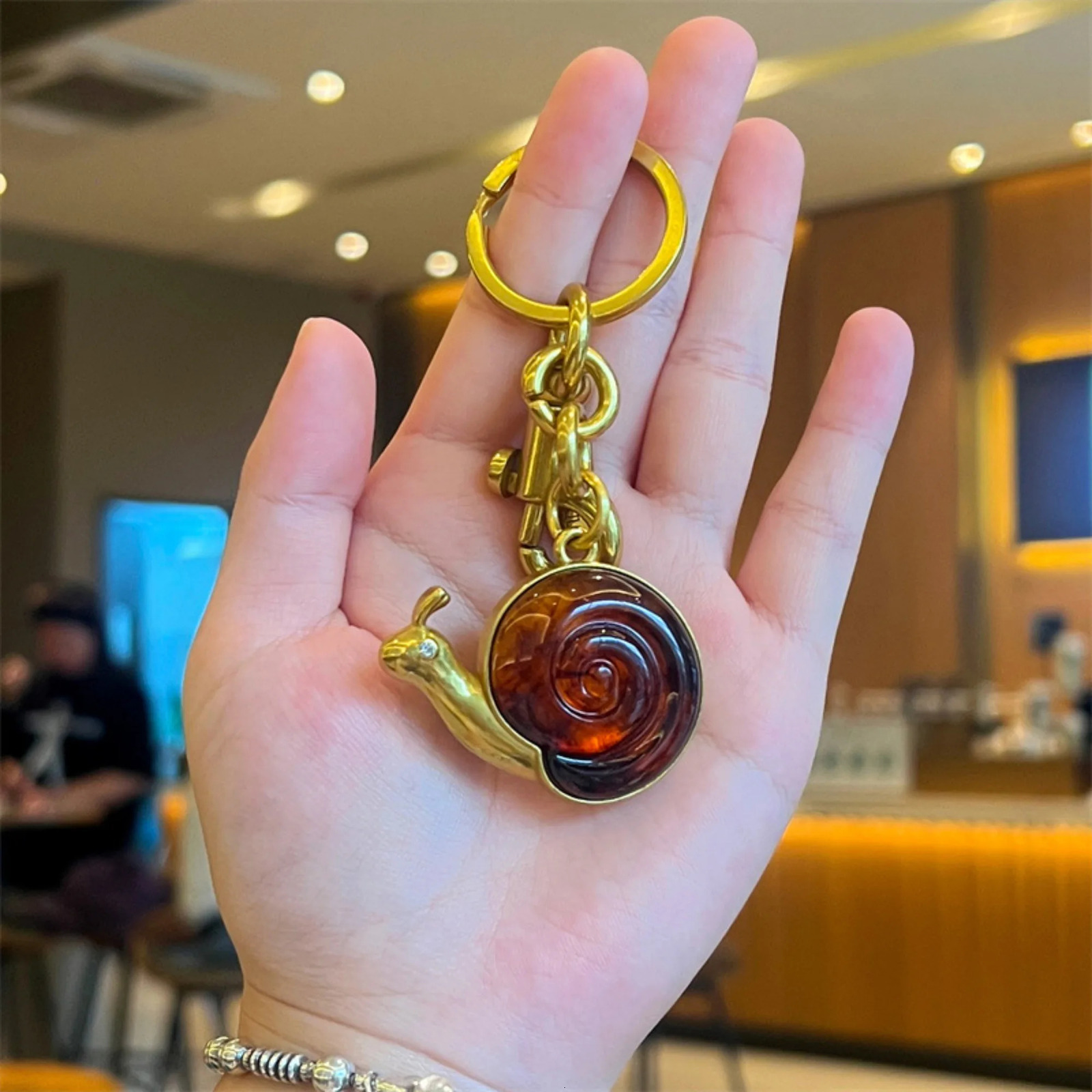 Retro Snail Shaped Resin Simulation Pendant Charm Accessories for Women Keychains Bag Pendant Aesthetic MultiPurpose Key Holder 250906 - view 4