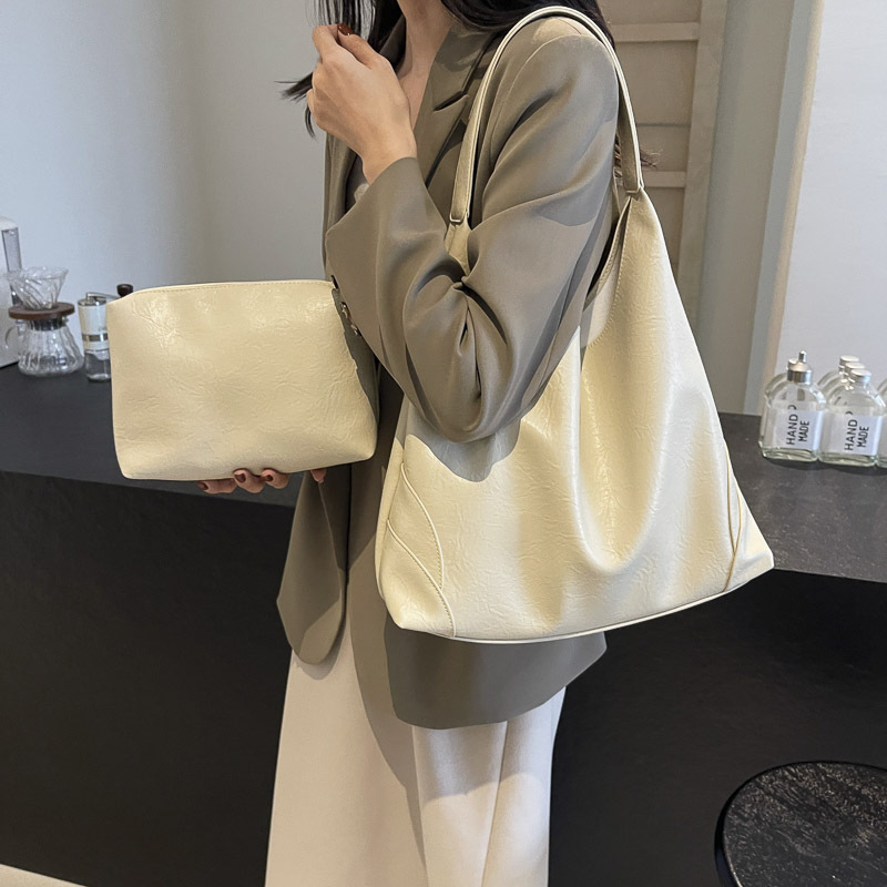 Designer fashion Hot Light Outdoor Flap Simple And Versatile Casual Crossbody Bag Black White Red Brown