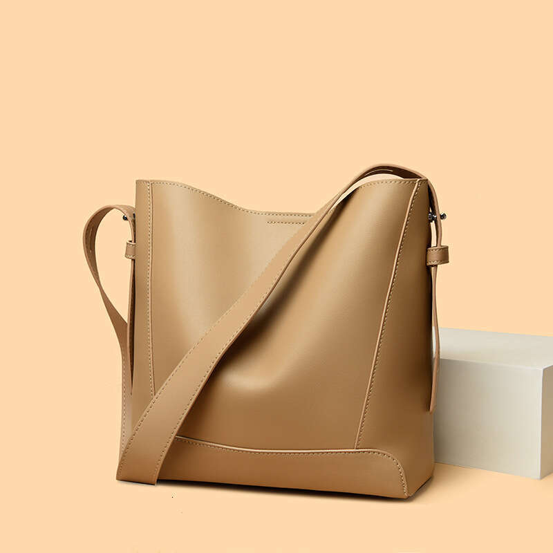 Versatile Commuter Bucket 2025 New Genuine Leather Women's High-end Niche Design Shoulder Bag