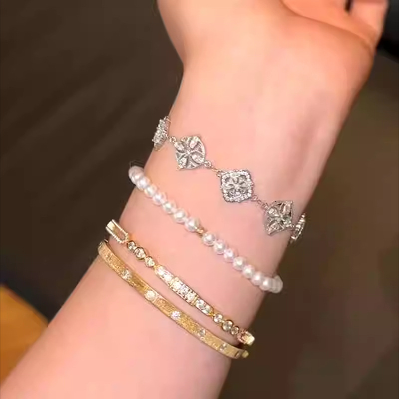 Hollow Four-Leaf Clover Zircon Bracelet Light High-End Fashion Niche Design Versatile Personality Exquisite Temperament Jewelry - view 4