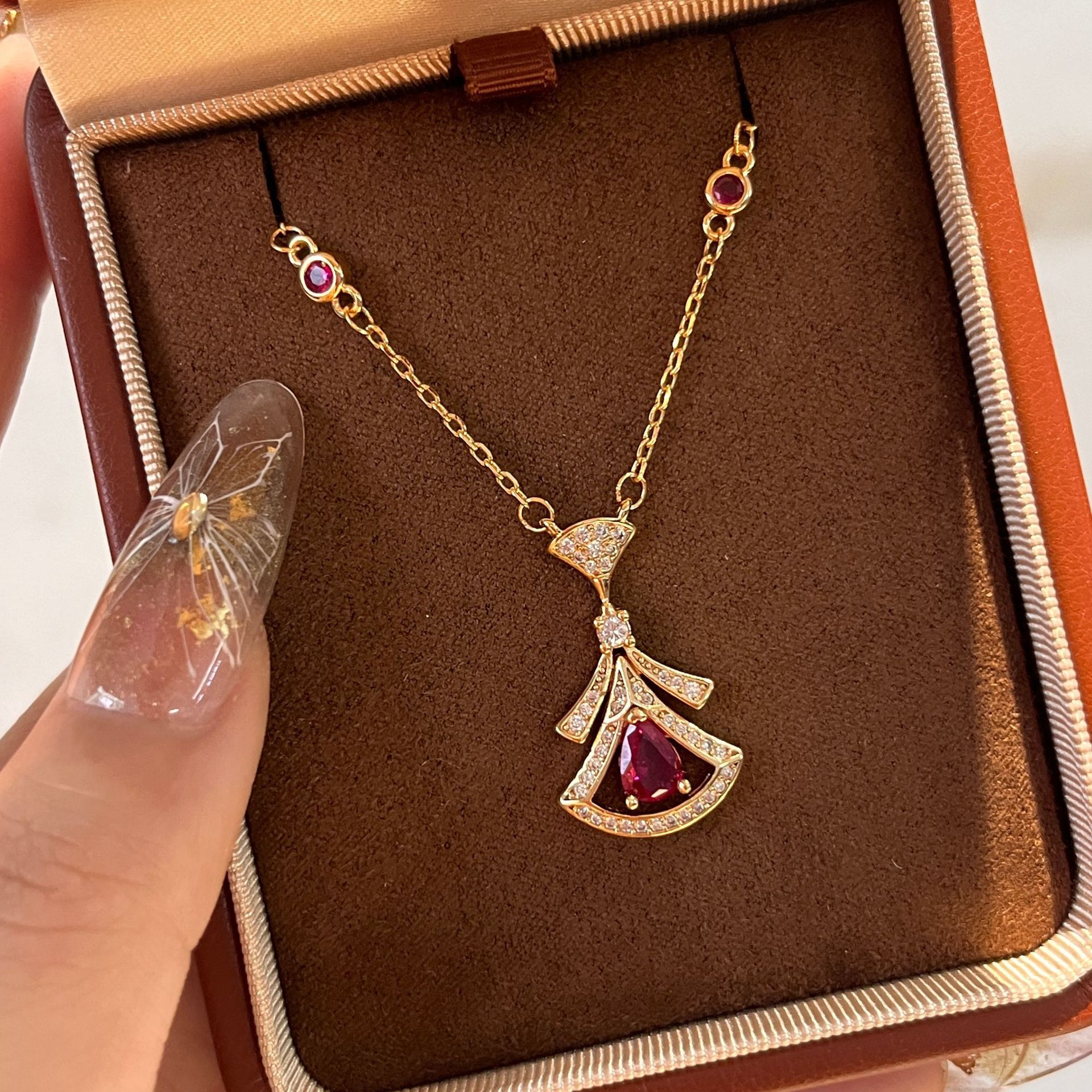 Luxury Brand Designer Jewelry Xiaohongshu Same Style Old Money Style Ruby Fan-Shaped Skirt Necklace High-End Niche Versatile Exquisite Collarbone Chai