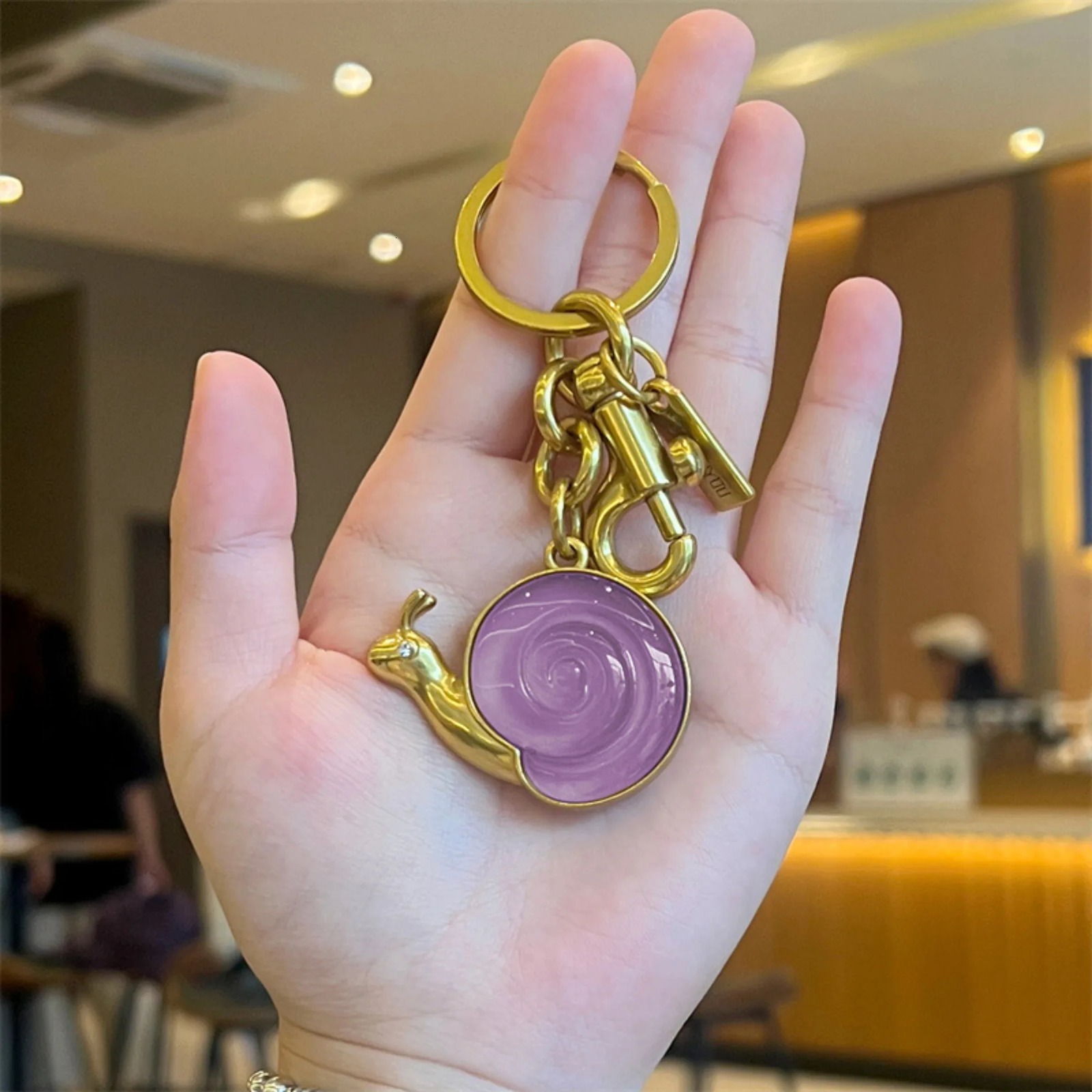 Retro Snail Shaped Resin Simulation Pendant Charm Accessories for Women Keychains Bag Pendant Aesthetic MultiPurpose Key Holder 250906 - view 3