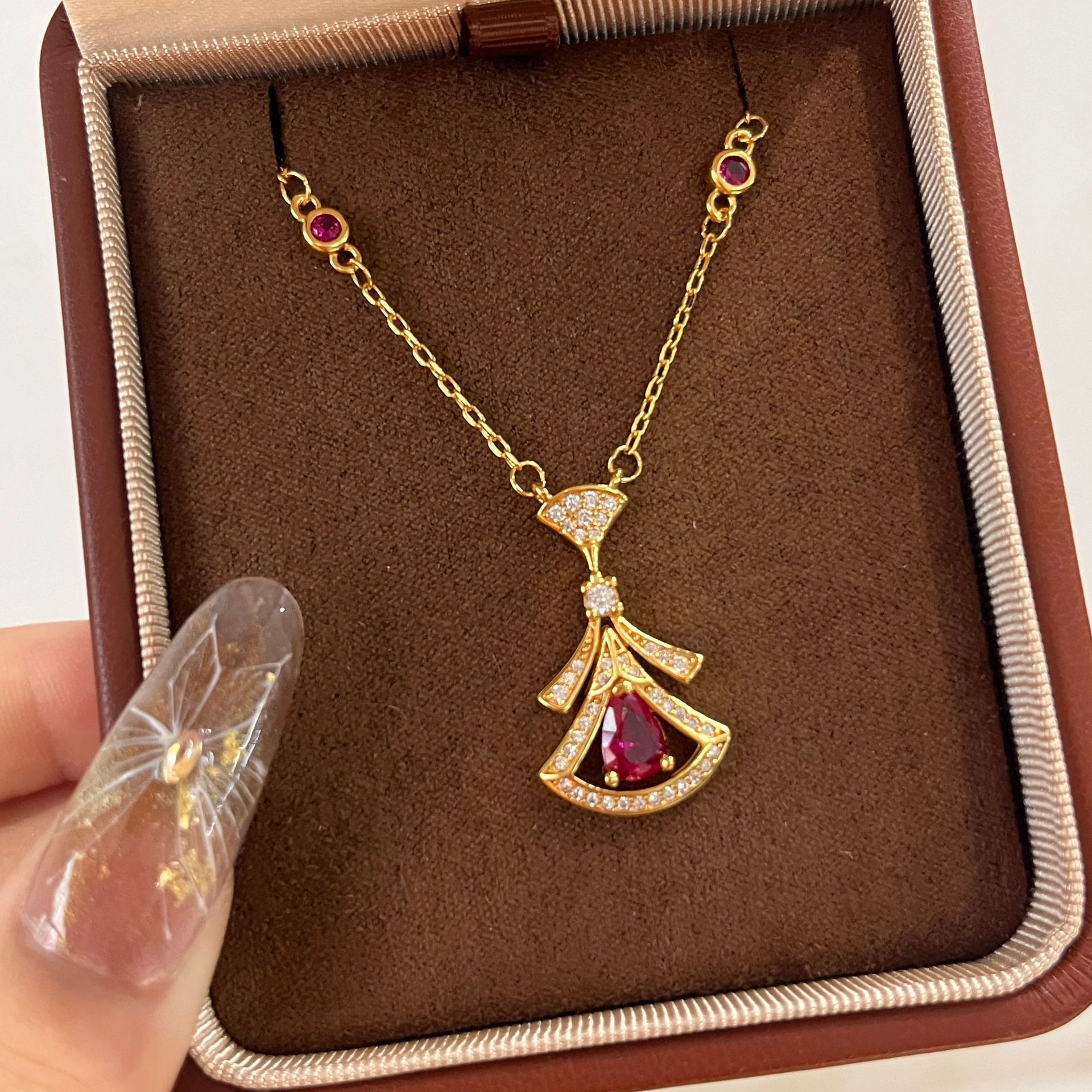 Luxury Brand Designer Jewelry Xiaohongshu Same Style Old Money Style Ruby Fan-Shaped Skirt Necklace High-End Niche Versatile Exquisite Collarbone Chai