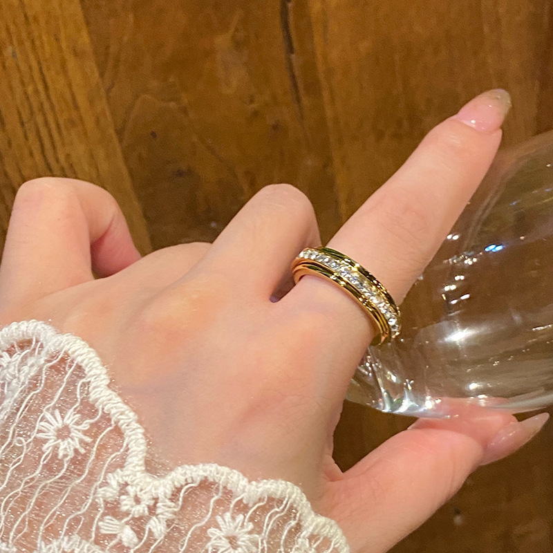 2025 Choucong Gorgeous Wedding Rings Luxury Jewelry Titanium Steel Princess Cut Stack Crystal Rose Gold Fill Handmade Elegant Women Rotatable Ring Gif