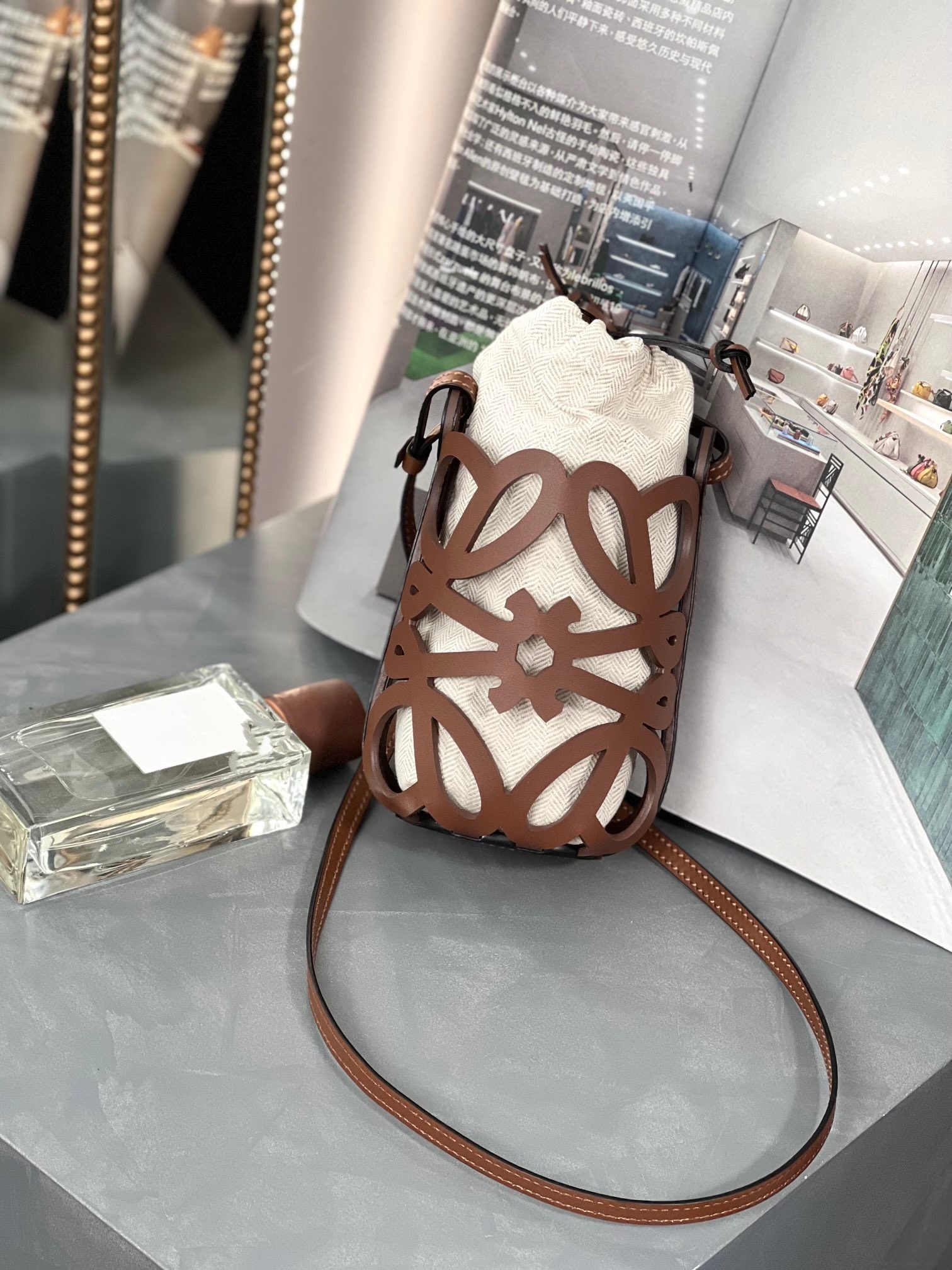 10A luxury designer bag, fashionable brand, high-quality leather shoulder bag, hollowed out handbag New shoulder bag made of cowhide and canvas