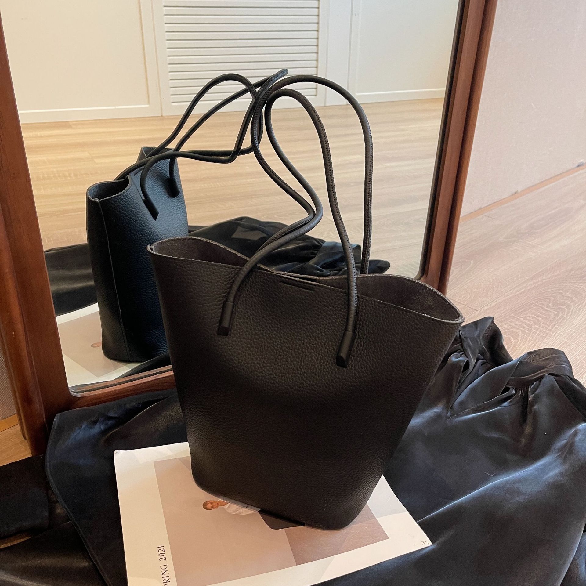 Shoulder Bags Advanced texture and fashionable single shoulder bucket bag for women, new Korean version versatile handheld tote bag