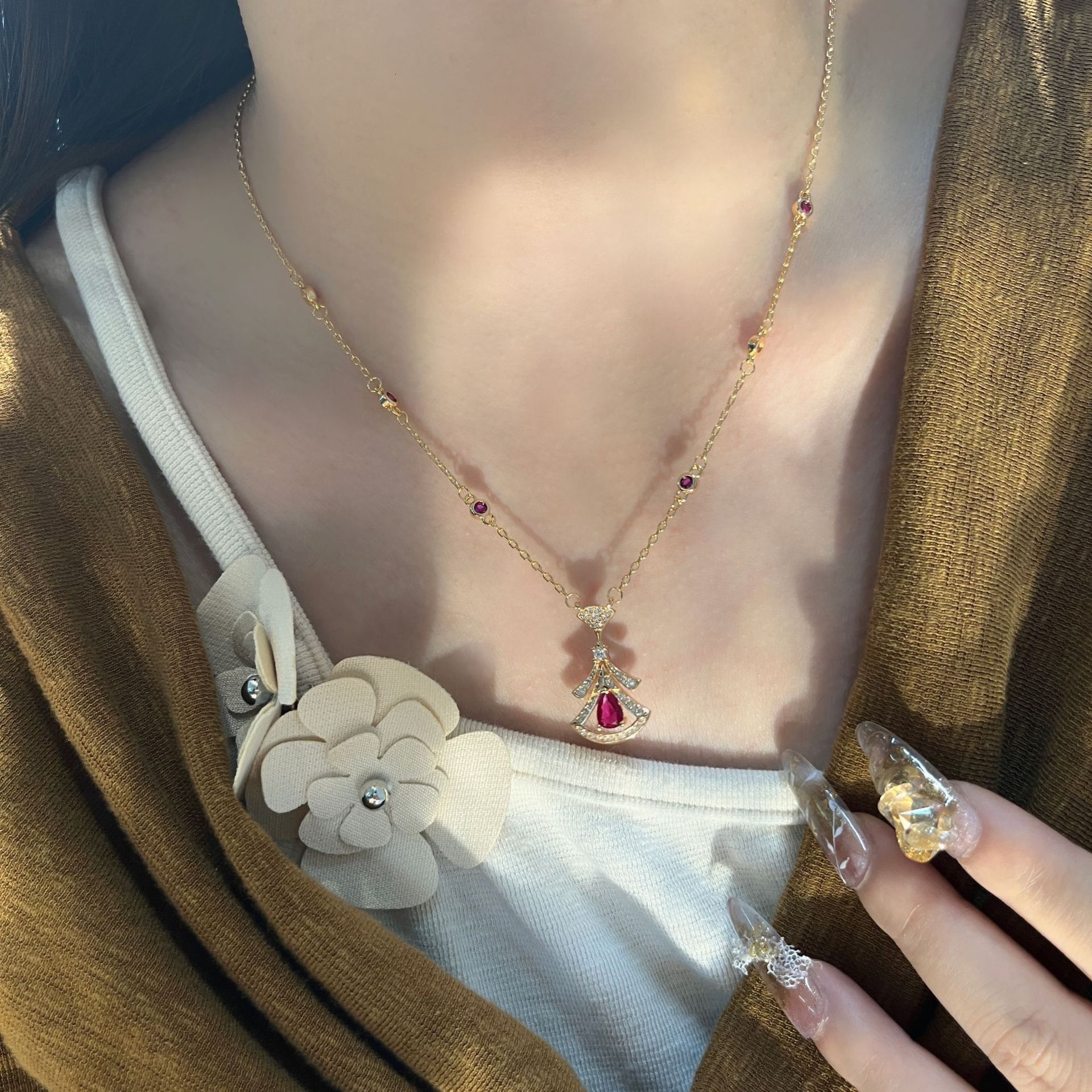 Luxury Brand Designer Jewelry Xiaohongshu Same Style Old Money Style Ruby Fan-Shaped Skirt Necklace High-End Niche Versatile Exquisite Collarbone Chai
