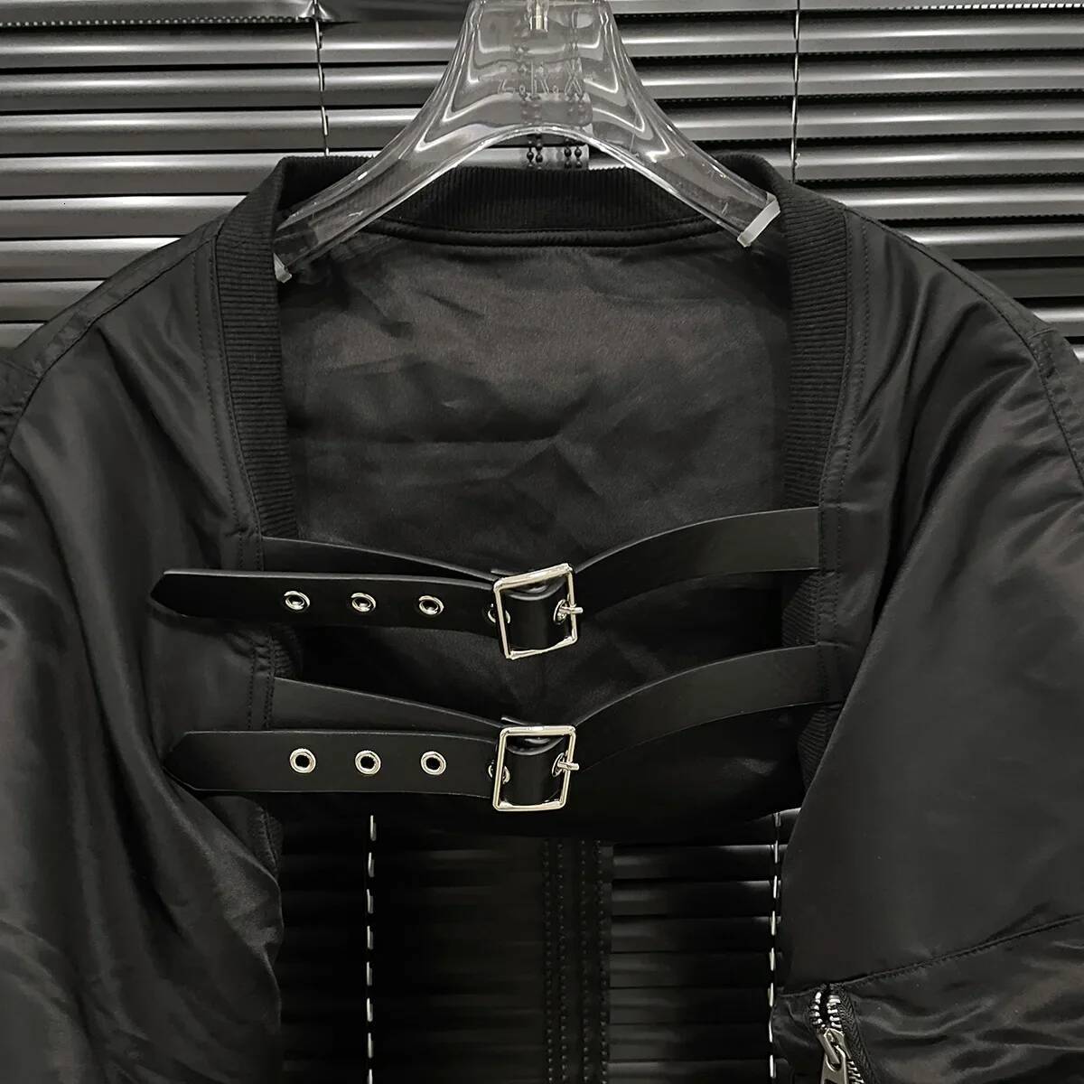 2024 Autumn New Niche design Design Black Shoulder Vest Women's Leather Flight Plane Style Cropped Jacket Crew Neck Pattern