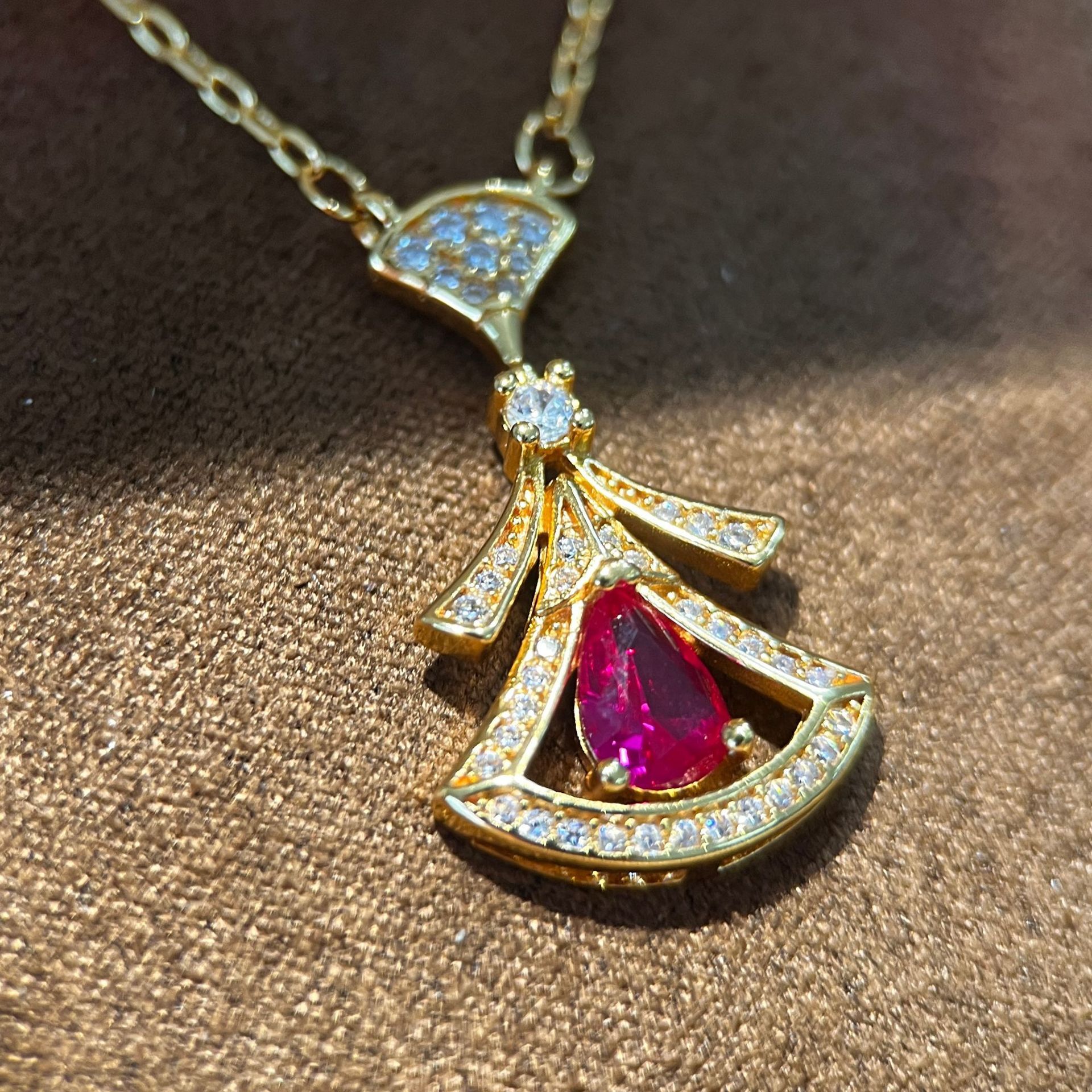 Luxury Brand Designer Jewelry Xiaohongshu Same Style Old Money Style Ruby Fan-Shaped Skirt Necklace High-End Niche Versatile Exquisite Collarbone Chai