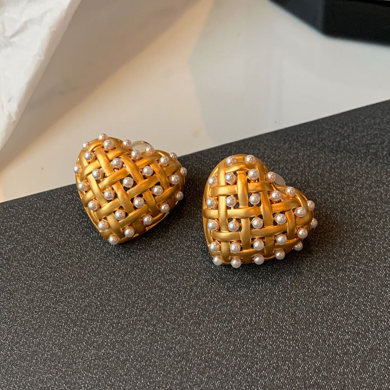 Earrings quality Jewelry European And American French Retro Pearl Hollow Heart Earrings For Women, Niche Design Matte Gold Earrings, Simple Fashion