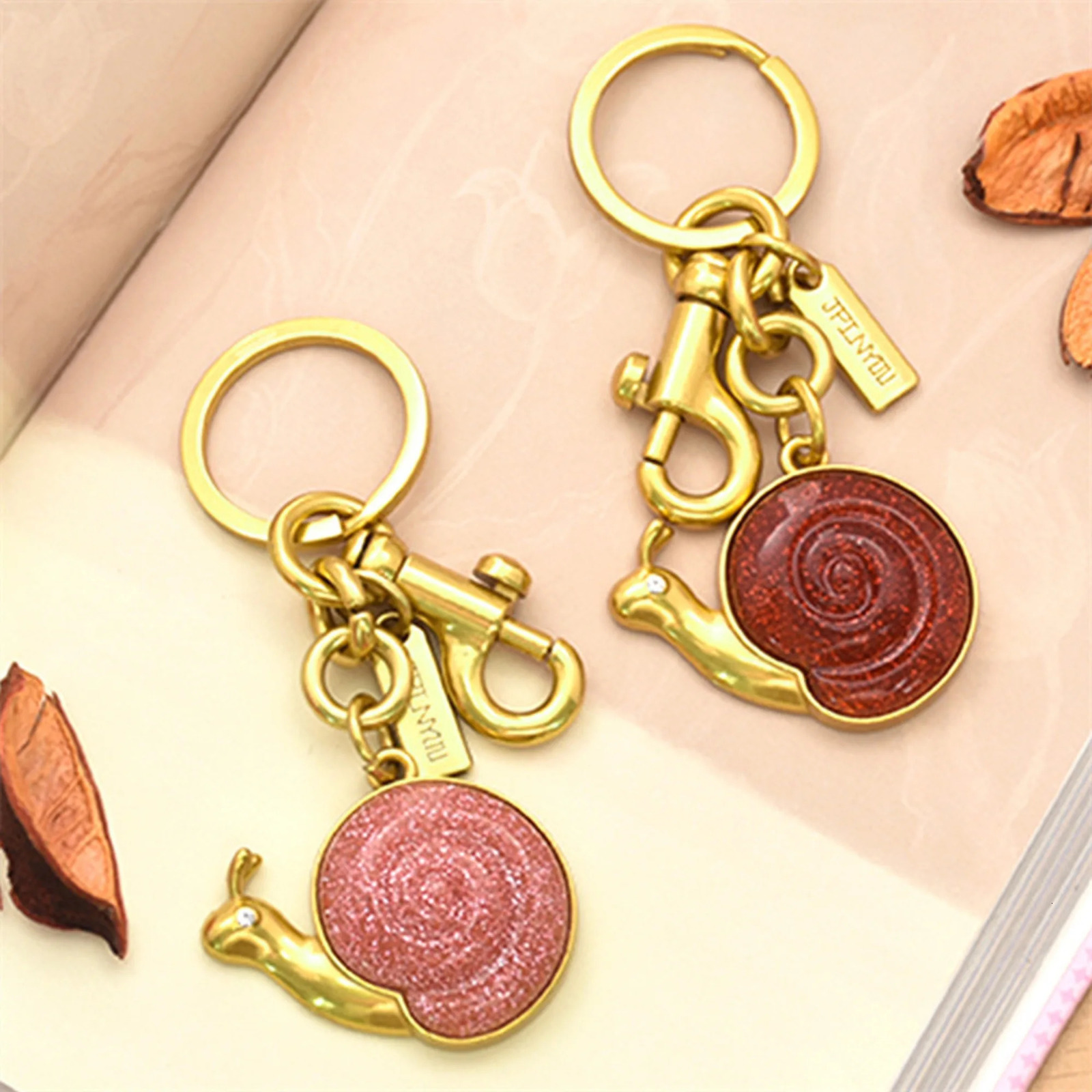 Retro Snail Shaped Resin Simulation Pendant Charm Accessories for Women Keychains Bag Pendant Aesthetic MultiPurpose Key Holder 250906 - view 7