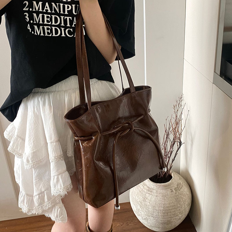 designer free shipping New retro commuting large capacity single shoulder crossbody drawstring bag
