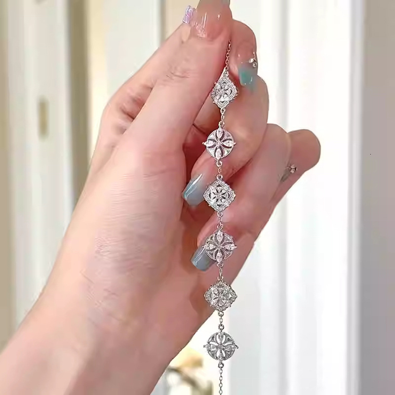 Hollow Four-Leaf Clover Zircon Bracelet Light High-End Fashion Niche Design Versatile Personality Exquisite Temperament Jewelry - view 5