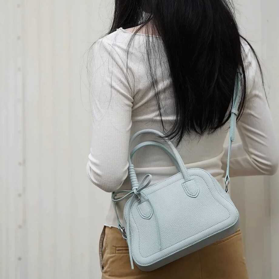 2025 bag autumn new handbag, light luxury fashion, Korean style versatile, simple and niche design, women's shoulder bag designer bag