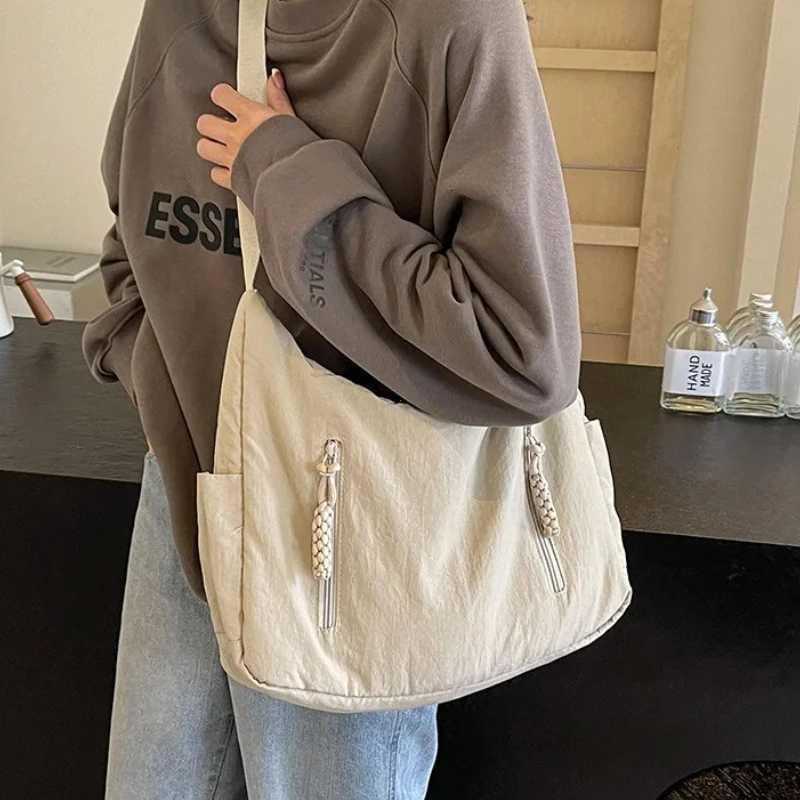 Summer Women Solid Color Shoulder Bag Fashion Lightweight Versatile Travel Crossbody Bag Commuter Nylon Large Capacity Hobo Bag R250908