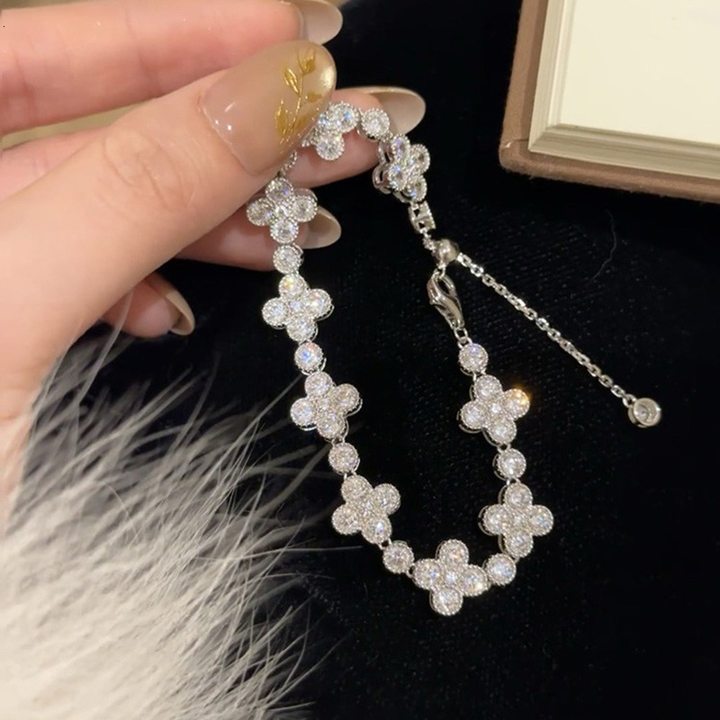 2025 New Korean Style Zircon Lucky Clover Bracelet Light High-end Fashion Commuting Versatile Women's Jewelry - view 3