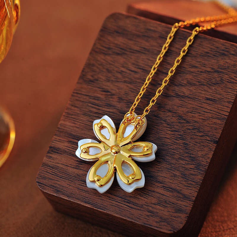 New White Shell Daisy Pendant Gold-Plated Suower Mother-of-Pearl Flower Collarbone Chain for Women