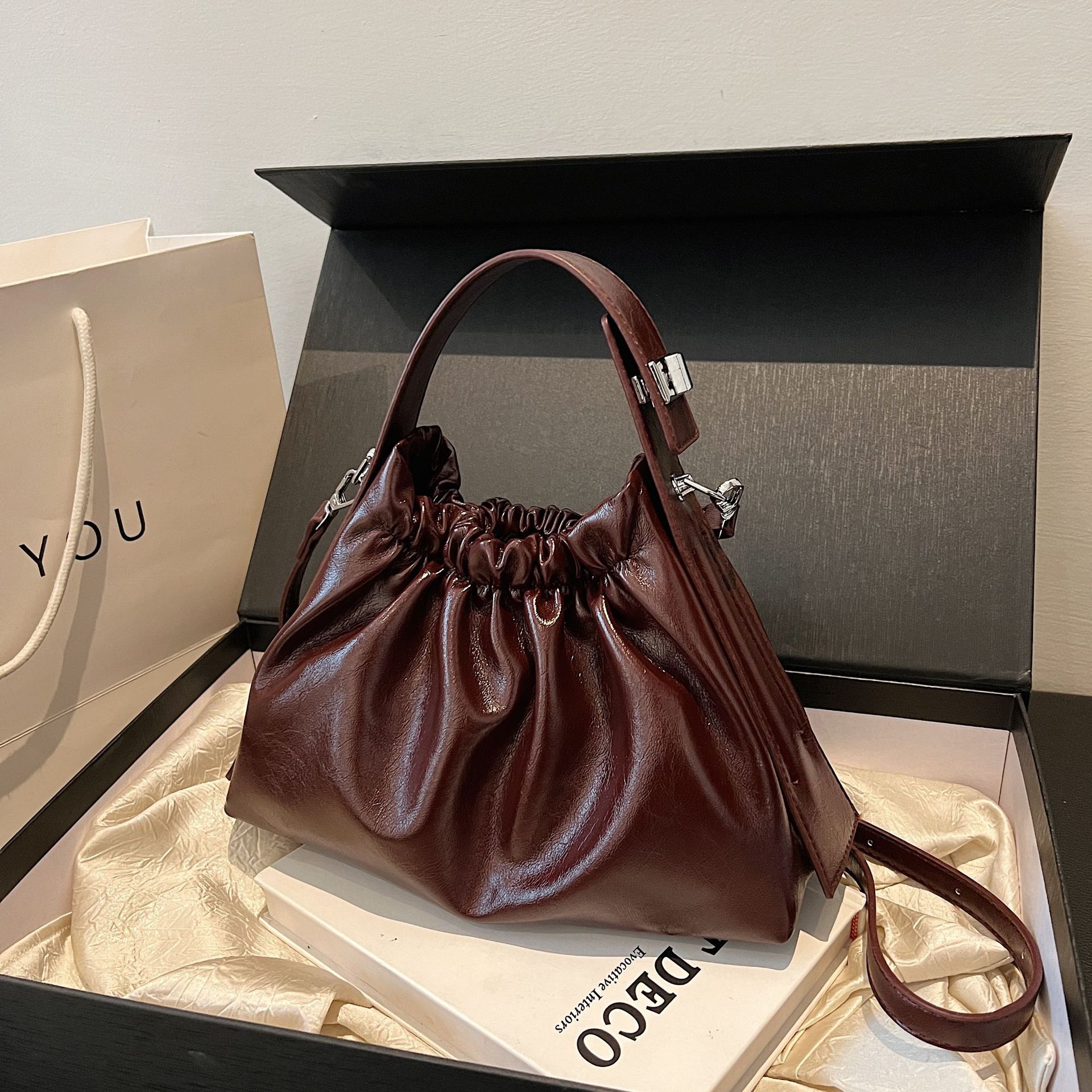 Shoulde rbag tote bag Crossbody Handbags Ladies Fashion Designer 2025 New Bowling Tramp High Quality Armpit Bags