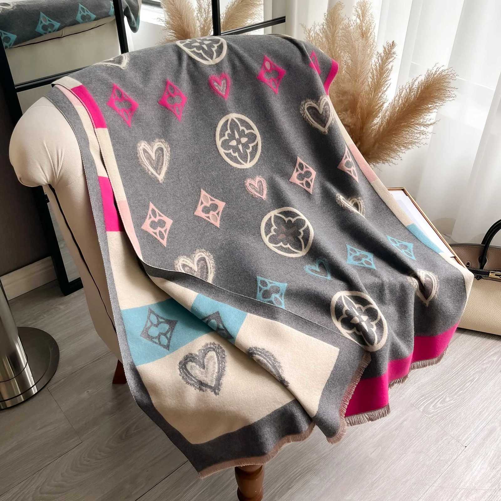 Designer Luxury Cashmere Love Scarf Winter Women Pashmina Shawls Warm Blanket Wraps Female Foulard Bandana Brand Thick Scarves Hijab New Y250909ar
