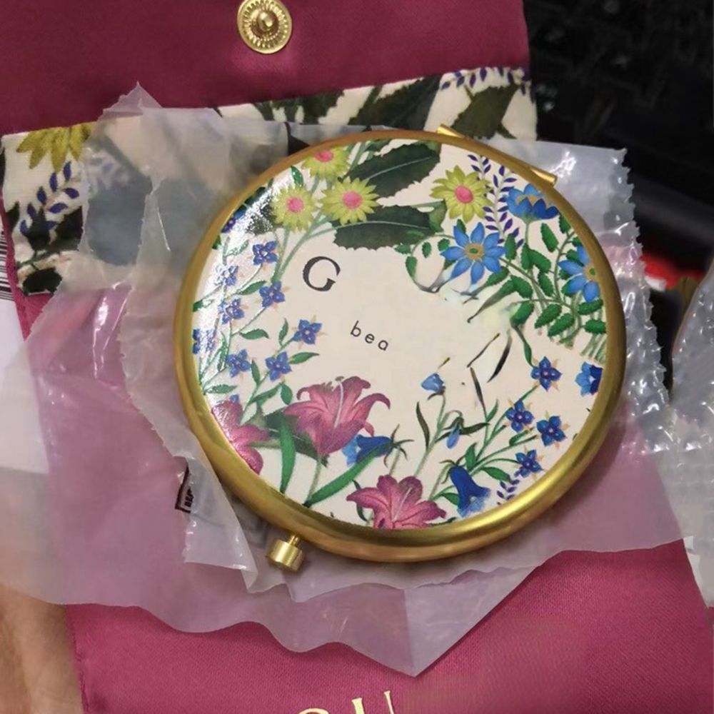Designer Round Folding Makeup Mirror Double Facettes Portable Hd Make-up Cosmetic Mirror with Dust Bag for Birthday Wedding Logo
