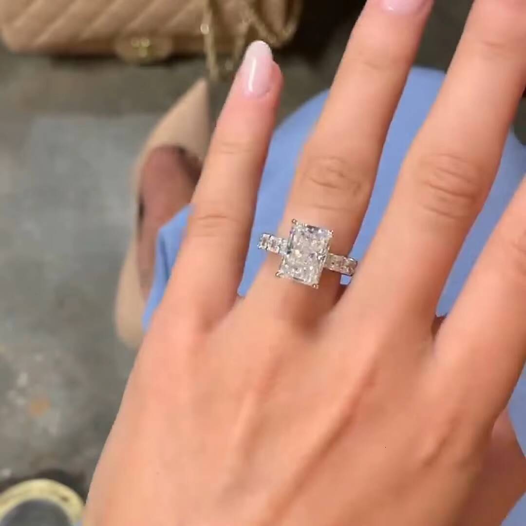Jovovasmile 46 Carats 118MM Crushed Ice Hybrid Radiant Cut 18K Yellow Gold Moissanite Engagement Ring for Woman Dropshipping