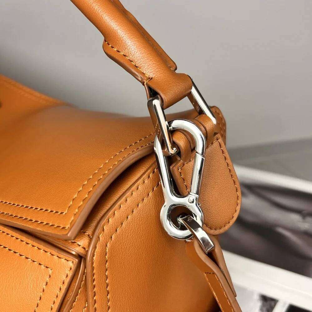 2026 New Locomotive Leather Handbag Women's Fashion Commuter Large Capacity Shoulder Messenger Bag Casual Versatile 250829