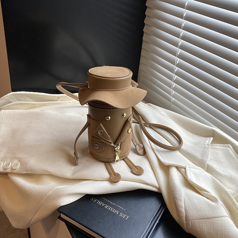 2025 autumn new niche design water cup bag fashionable, bag light luxury, personalized, trendy style women's shoulder bag designer bag