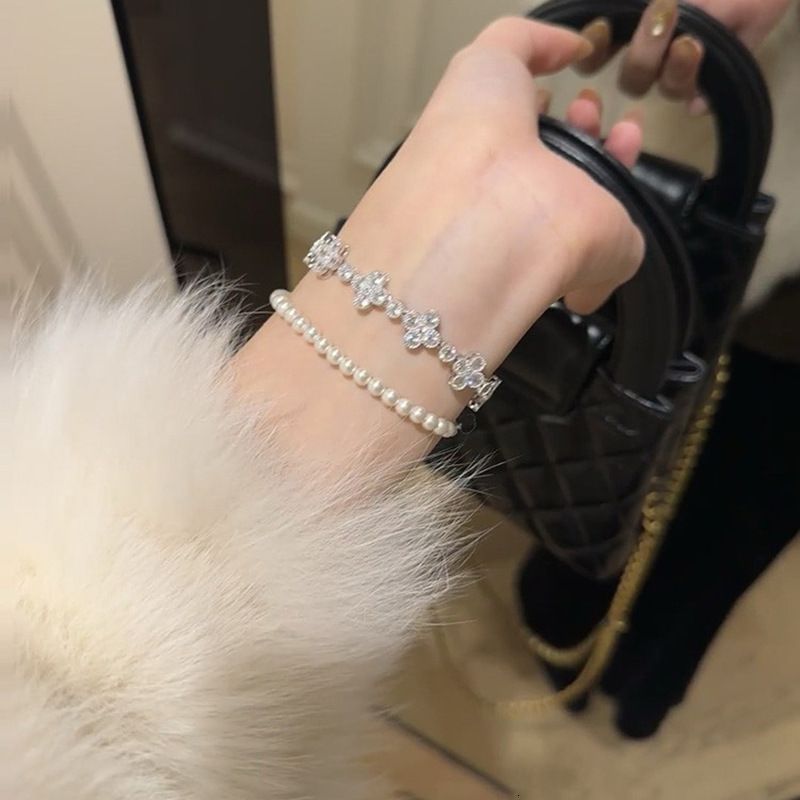 2025 New Korean Style Zircon Lucky Clover Bracelet Light High-end Fashion Commuting Versatile Women's Jewelry - view 5