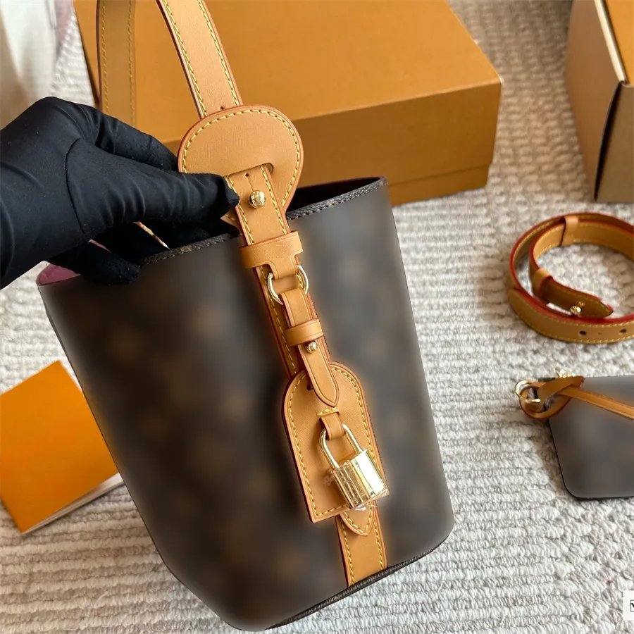 Designer Tote Bag Women Bucket Bag with Lock Bow Handbag All In Printing Coating Leather Crossbody Shoulder Bag
