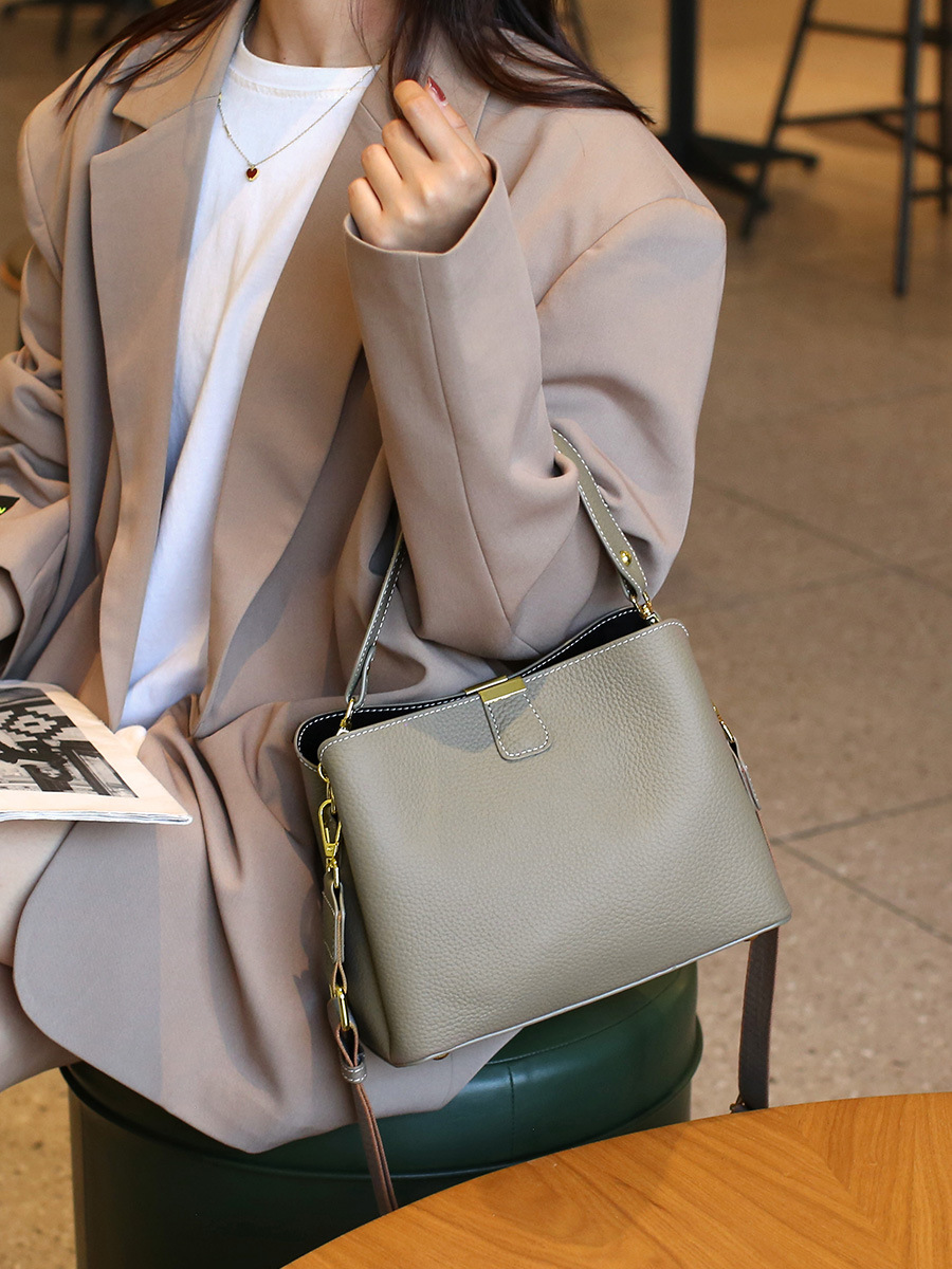 2025 shipping 3 Free new designer fashionable letter frosted bowg Niche bag hand-held single shoulder diagonal cross bag brown