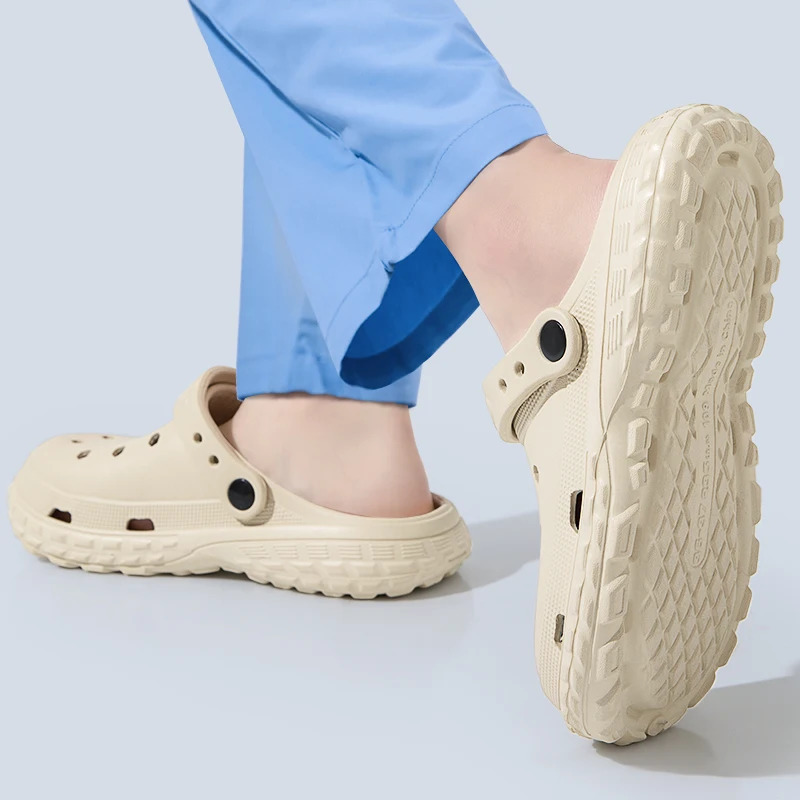 Women and Mens Hole Shoes Summer NonSlip Outdoor Sandals Closed Toe Shit Feeling Beach Slippers Thick Bottom Soft Bottom 250908