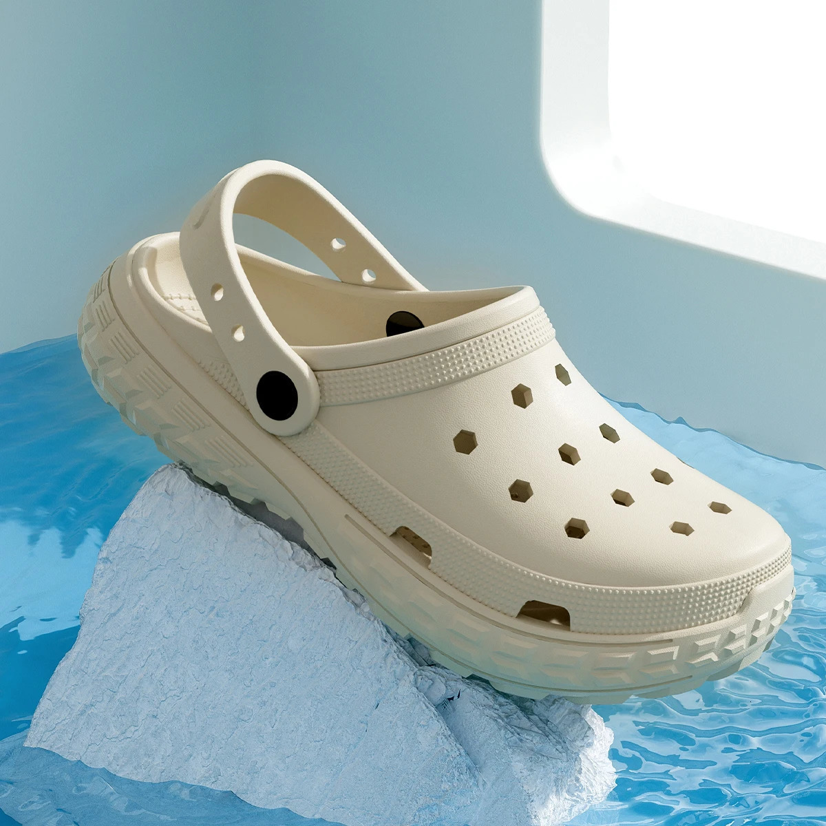 Women and Mens Hole Shoes Summer NonSlip Outdoor Sandals Closed Toe Shit Feeling Beach Slippers Thick Bottom Soft Bottom 250908