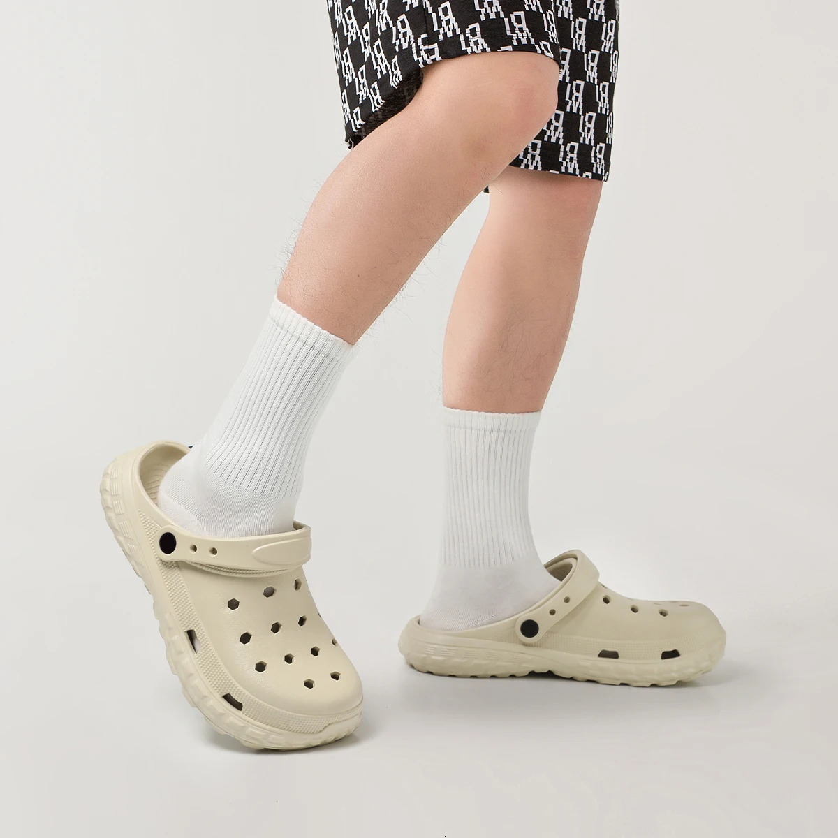 Women and Mens Hole Shoes Summer NonSlip Outdoor Sandals Closed Toe Shit Feeling Beach Slippers Thick Bottom Soft Bottom 250908