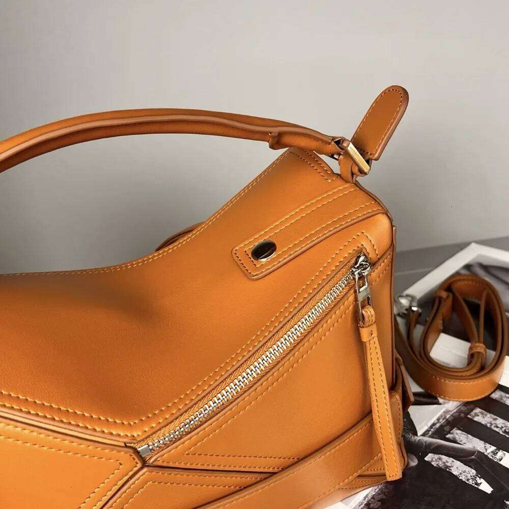 2026 New Locomotive Leather Handbag Women's Fashion Commuter Large Capacity Shoulder Messenger Bag Casual Versatile 250829