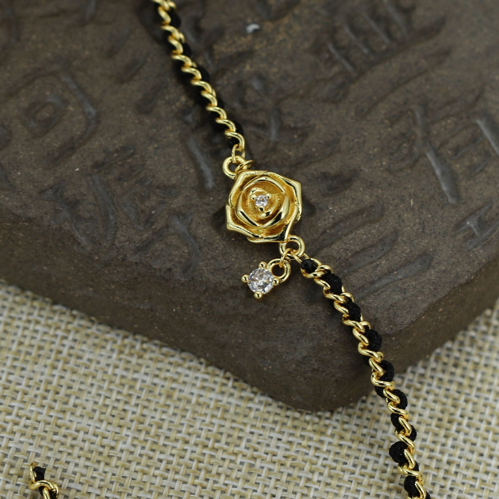 designer bracelet 2025 new black gold camellia bracelet for women light highend style jewelry bracelet designer designer bracelet women