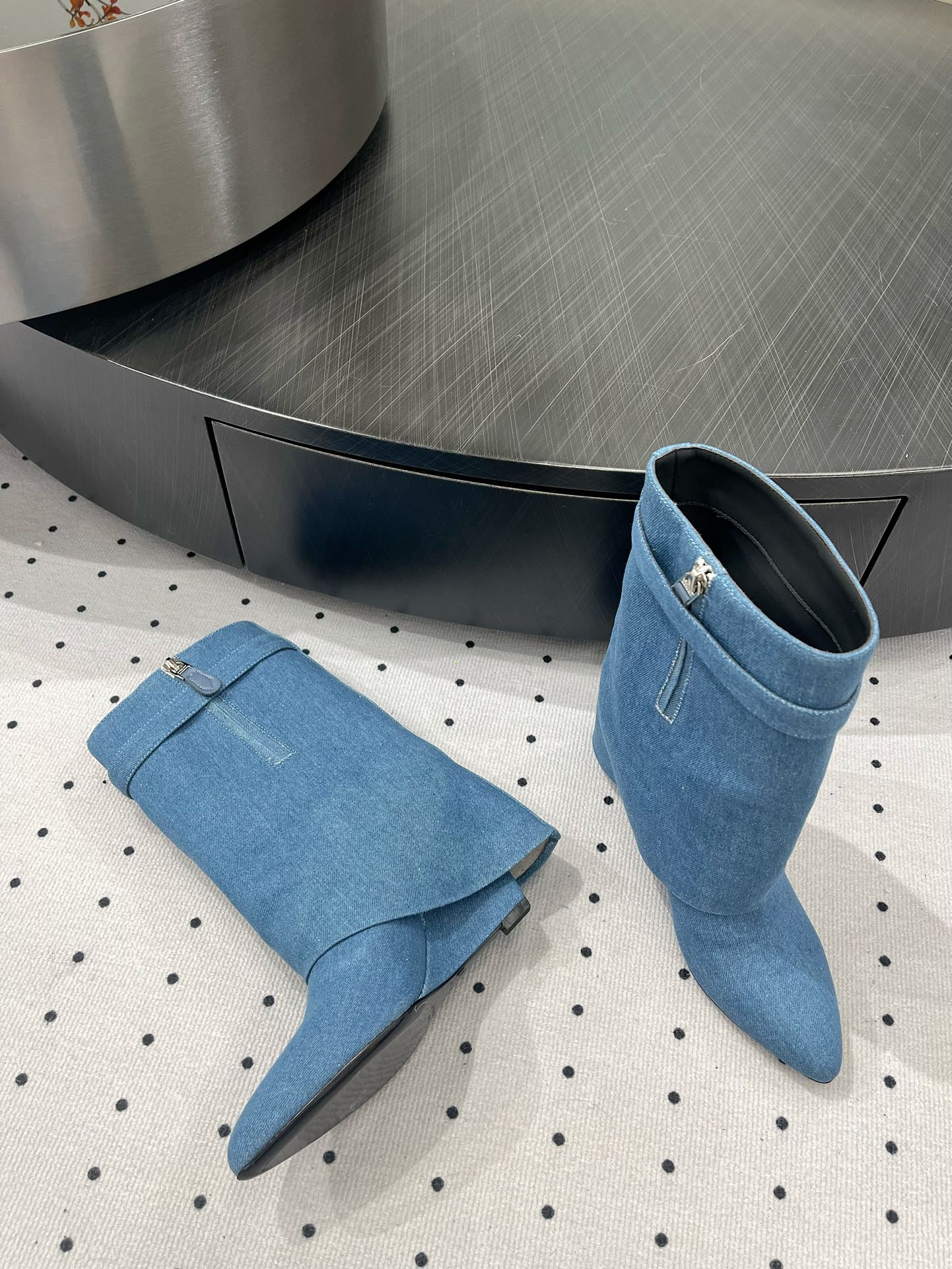 24 autumn/winter new metal padlock buckle genuine leather shark boots look slimmer with sloping heels and personalized side zippers, women's short boots slimmer