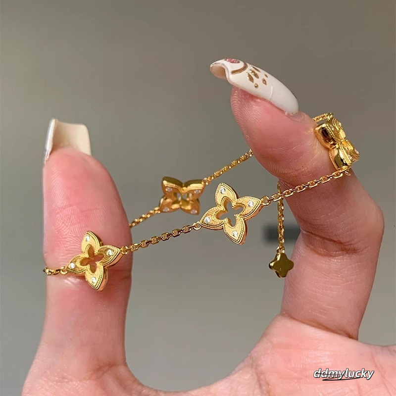 2025 New Retro Hollowed-Out Brushed Four-Leaf Clover Bracelet Designer Jewelry Wedding Ring Fashionable Elegant Simple And High-End Collarbone Chain d
