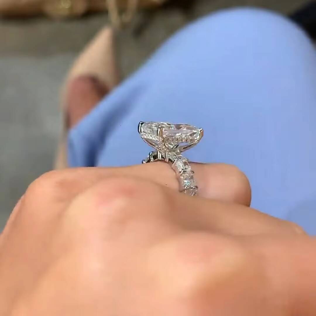 Jovovasmile 46 Carats 118MM Crushed Ice Hybrid Radiant Cut 18K Yellow Gold Moissanite Engagement Ring for Woman Dropshipping