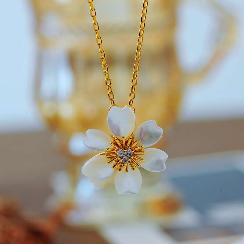 New White Shell Daisy Pendant Gold-Plated Suower Mother-of-Pearl Flower Collarbone Chain for Women