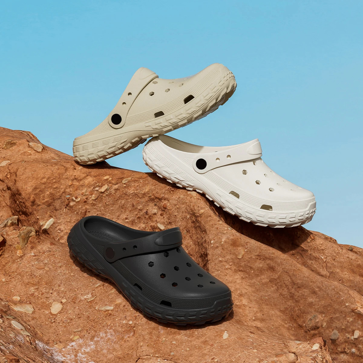 Women and Mens Hole Shoes Summer NonSlip Outdoor Sandals Closed Toe Shit Feeling Beach Slippers Thick Bottom Soft Bottom 250908