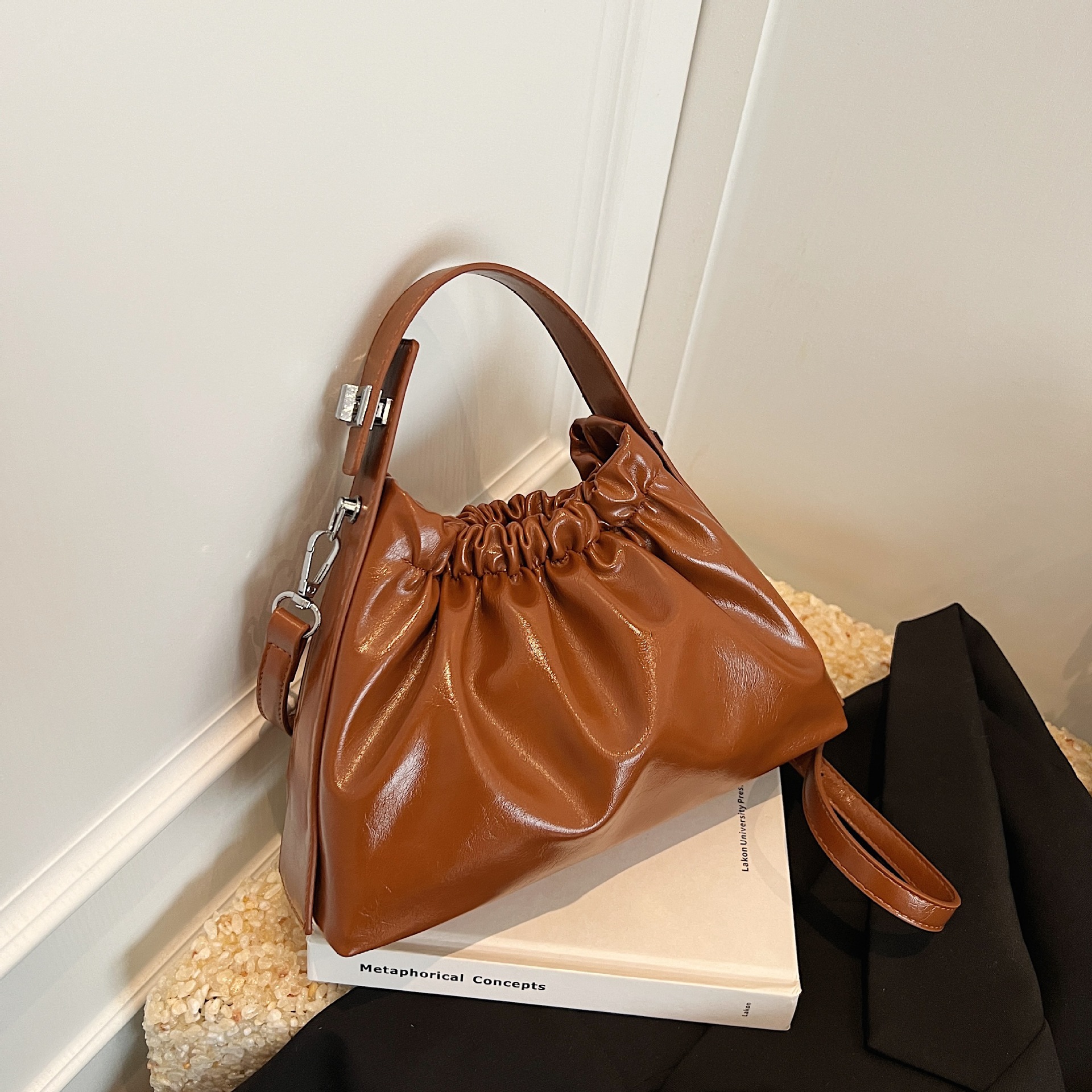 Shoulde rbag tote bag Crossbody Handbags Ladies Fashion Designer 2025 New Bowling Tramp High Quality Armpit Bags