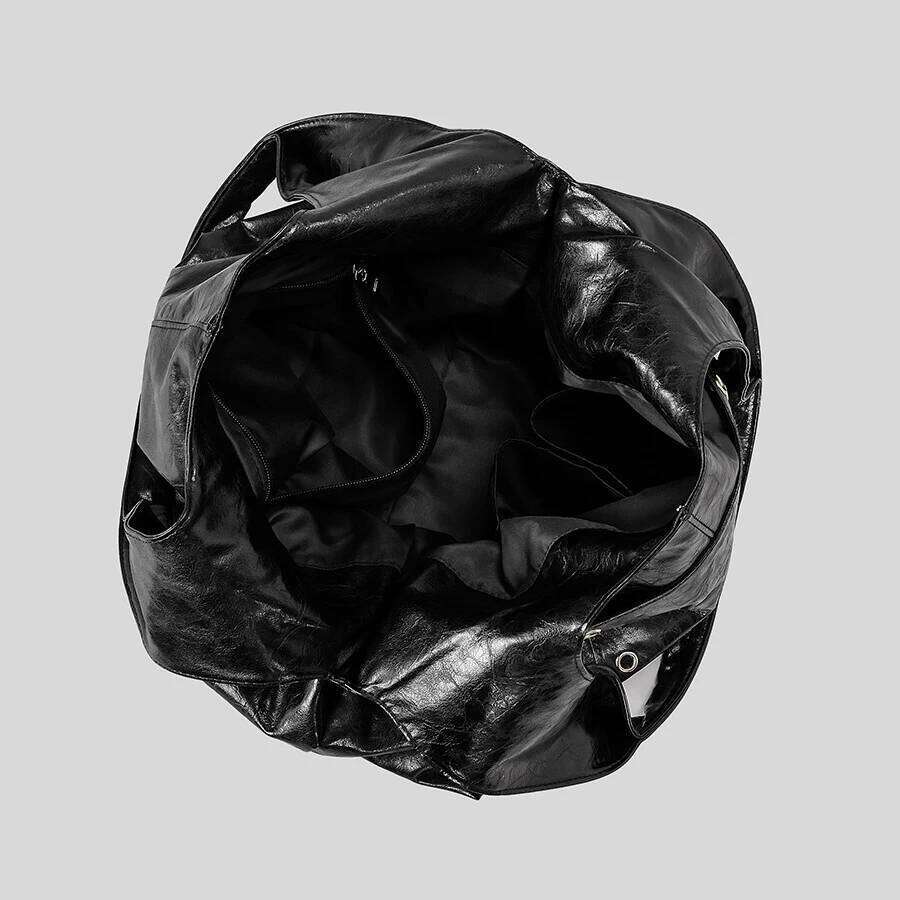 Vintage Rivet Large Capacity Women Shoulder Soft Oil Wax Pu Leather Handbags Big Tote Bags Retro Motorcycle Bag 2025