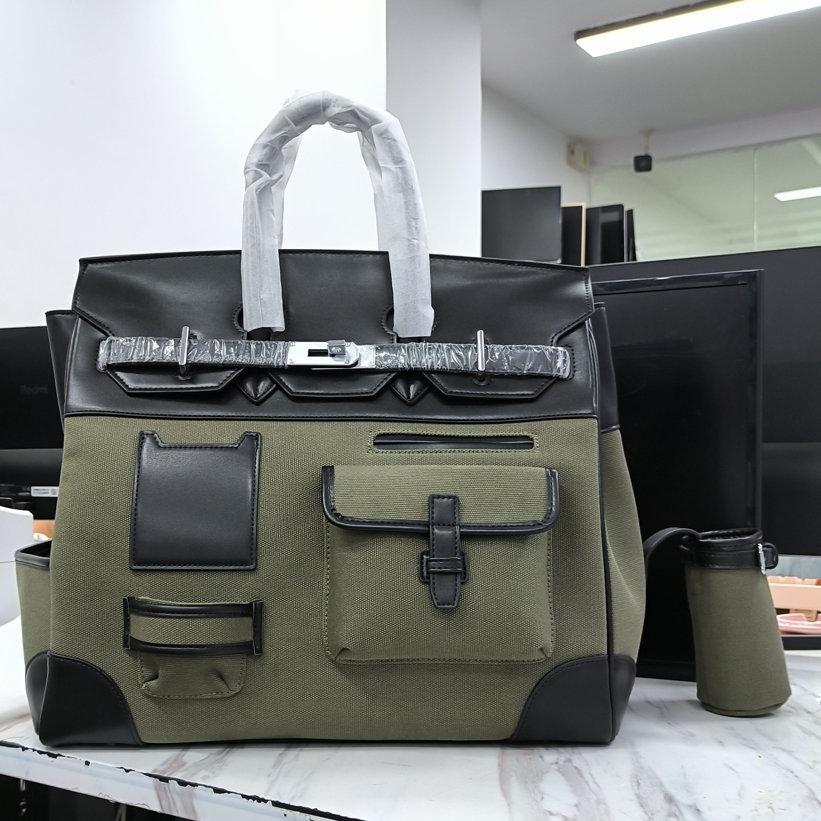 Durable Stylish Solid Colored Big Canvas Carrier - Multi-Purpose Professional Baggage Solution