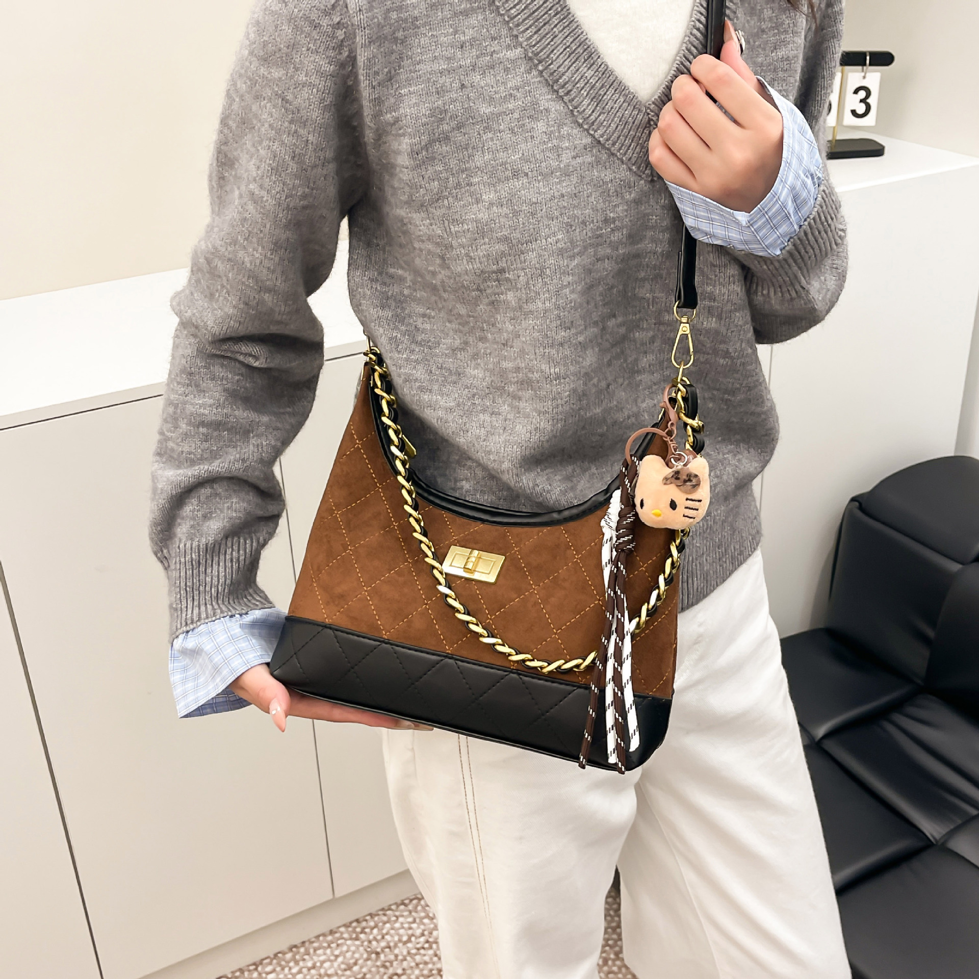 Hot Free shipping designer for womens Shoulder bags black yellow brown New versatile crossbody retro commuting tote bag