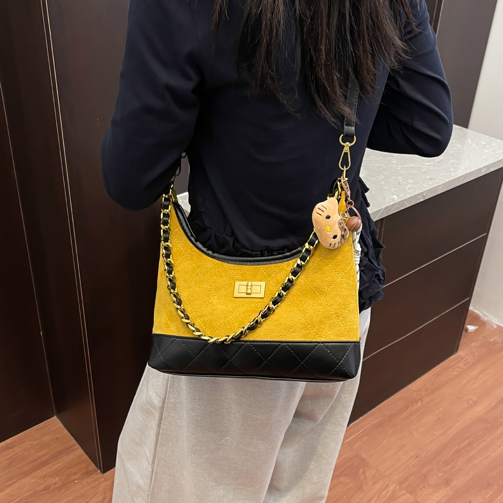 Hot Free shipping designer for womens Shoulder bags black yellow brown New versatile crossbody retro commuting tote bag